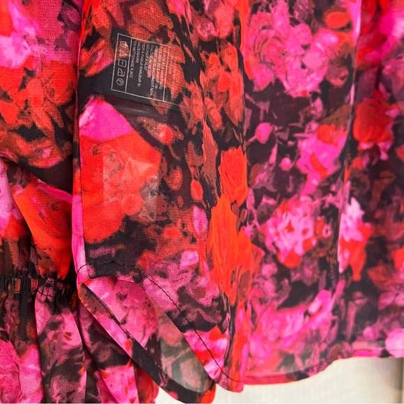 Steve Madden NWT Pink Red Rose Printed top V-neck. Scrunched Sleeve. Size  XS - Picture 14 of 16